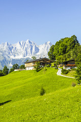 Traditionelles Bauernhaus in den Alpen, Österreich, Tirol