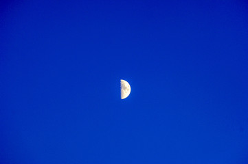 Obraz na płótnie Canvas Halbmond auf blauem Nachthimmel