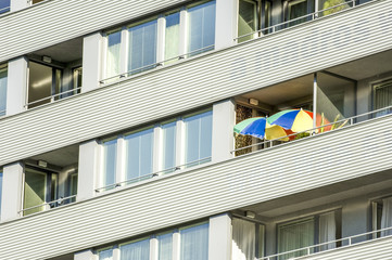 Balkone eines modernen Wohnhauses, Österreich, Wien, Donaucity