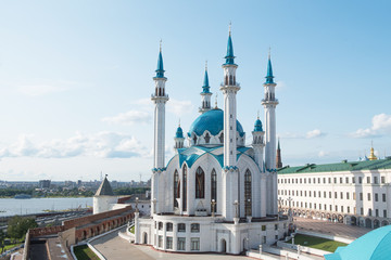 Fototapeta na wymiar Beautiful Kul Sharif mosque during sunny day in the heart of Kazan city - the capital of Tatarstan