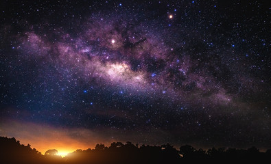 De schoonheid van het Melkwegstelsel en de sterren aan de nachtelijke hemel voor zonsopgang.