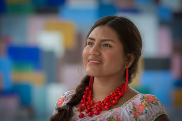 Mujer con colla y aretes rojos