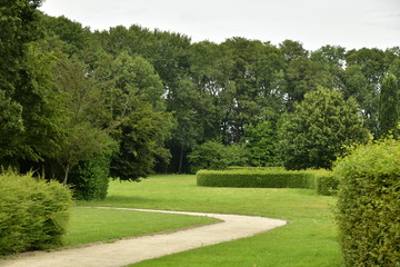 Chemin en gravier beige avec un tournant sec au parc Coloma à St-Pieter-Leeuw