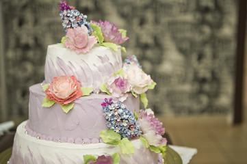 Unusual wedding cake in three tiers 2212.