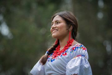 Mujer nativa ecuatoriana en el bosque