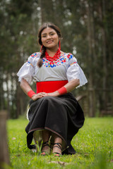 Mujer ecuatoriana sentada en el bosque