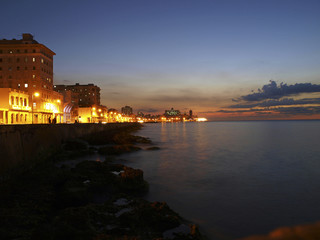 Fototapeta premium Havanna Vieja, Altstadt, Malecon am Abend, Kuba, Havanna