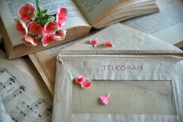 książka i telegram - obrazy, fototapety, plakaty