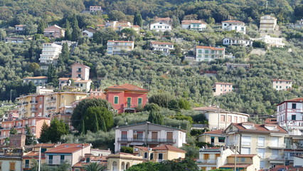Fototapeta na wymiar Architettura di case situate sulle colline a La Spezia. Italia
