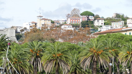 Architettura di case situate sulle colline a La Spezia. Italia
