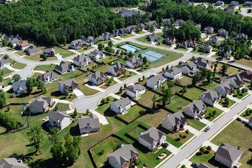 Aerial view of clean suburban cul-de-sac streets and homes in the eastern United States.   - obrazy, fototapety, plakaty
