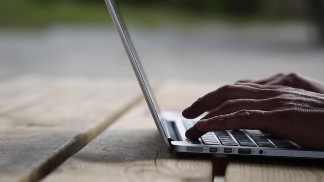 Persona escribiendo en el ordenador personal