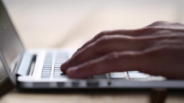 Manos escribiendo en un ordenador personal