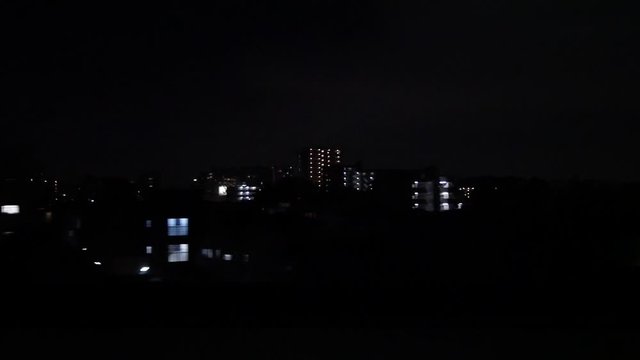 電車の車窓から見る、夜の街の風景ー