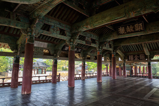 Yeongnamnu is a Korean traditional building built in the Goryeo period.