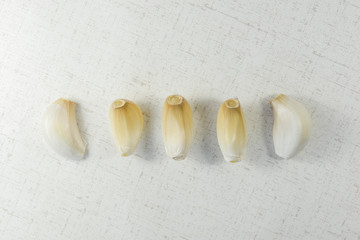 Fototapeta na wymiar Break open garlic, garlic cloves put together.