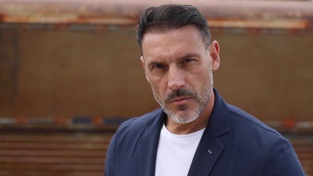 Hombre de mediana edad mirando a c&aacute;mara con seguridad