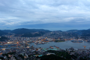 Naklejka premium 日本三大夜景 長崎 稲佐山展望台から 夜の始まり