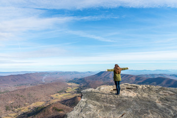Fototapeta premium Young woman on the observation point on McAfee Knob
