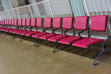 駅の構内に設置されたピンクの椅子