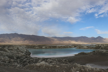 Fototapeta na wymiar Dachaidan Emerald Salt Lake in Qinghai Province, China