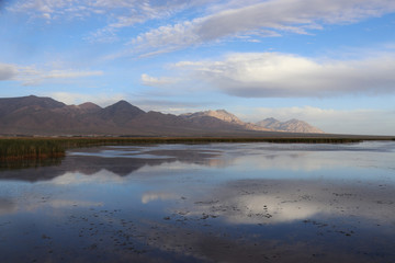 Fototapeta premium Dachaidan Emerald Salt Lake in Qinghai Province, China