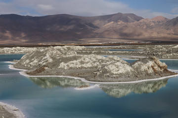 Obraz premium Dachaidan Emerald Salt Lake in Qinghai Province, China