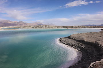 Fototapeta na wymiar Dachaidan Emerald Salt Lake in Qinghai Province, China