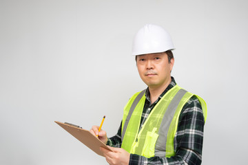 클립 보드를 들고 있는 중년의 기술자