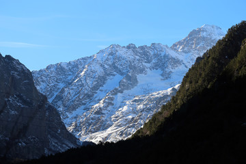 Photo landscape of beautiful mountains on a Sunny day