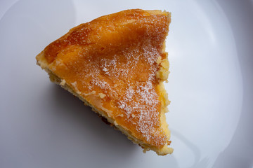 白い皿の上のチーズケーキ