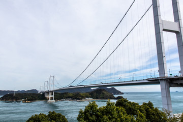 海峡をまたぐ大きな橋