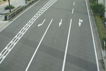Automotive road of three traffic lanes