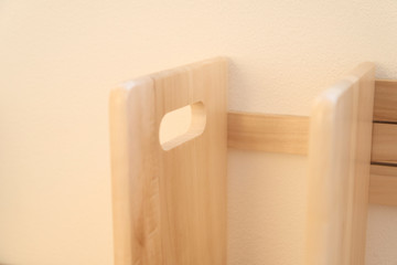 木製の本立て　アップ　ブックエンド　本　余白　ホワイトスペース　コピースペース　文字スペース　背景　背景素材　グラフィック背景　本棚