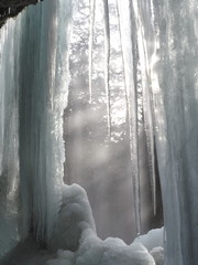 厳冬の氷瀑　裏から見てみた