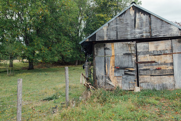 une vieille grange abandonnée