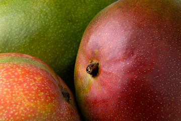  Fresh whole mangoes close up