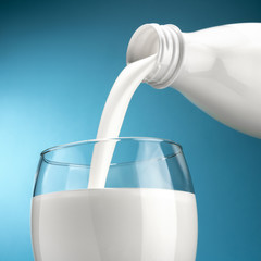 Nalewanie mleka do szklanki z butelki na niebieskim tle - obrazy, fototapety, plakaty