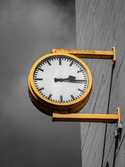 Alte stehengebliebene Uhr
