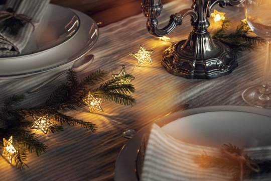 Ausschnitt weihnachtlich festlich geschm&uuml;ckter Tisch