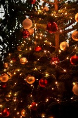 Fototapeta premium Sapin, boules et guirlandes de Noël