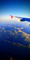 Fototapeta premium blick aus dem Flugzeug, über den bayrischen Voralpen, mit Flugzeugfügel und Freisteller
