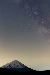 Fototapeta na wymiar 富士山と天の川 / Mount Fuji and Milky Way