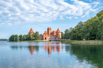 Naklejka na ściany i meble Blick auf die Kreuzritter Burg Trakai im Galve See in Litauen