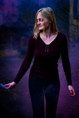 Naklejka premium Fotoshooting mit einer Rauchbombe - smokebomb - Farbbombe - mit einer jungen hübschen Frau 