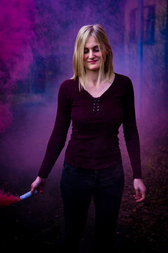 Fotoshooting mit einer Rauchbombe - smokebomb - Farbbombe - mit einer jungen h&uuml;bschen Frau 