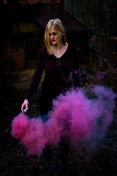 Fotoshooting mit einer Rauchbombe - smokebomb - Farbbombe - mit einer jungen h&uuml;bschen Frau 