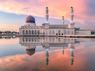 Bandaraya Mosque at Sunset in Kota Kinabalu, Sabah, Malaysia - obrazy, fototapety, plakaty