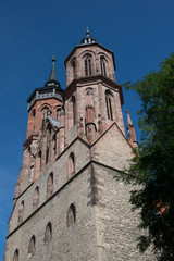 Fototapeta na wymiar Markt- und Ratskirche St. Johannis Kirche in der Stadt Göttingen in Niedersachsen