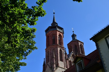 Fototapeta na wymiar Markt- und Ratskirche St. Johannis Kirche in der Stadt Göttingen in Niedersachsen